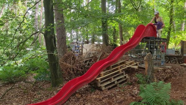 5-25rutsche%20im%20wald.jpg